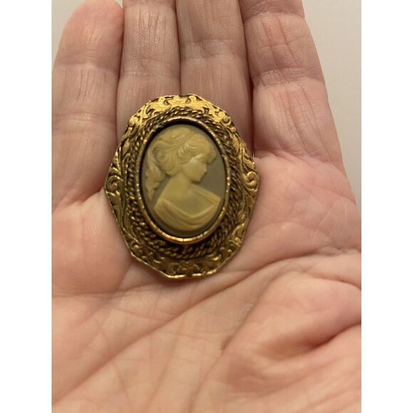 cameo Jewelry - Vintage Signed PERI blue and white‎ Cameo brooch/pendant. Gold Tone